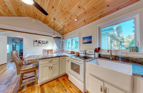 Ogunquit Cottage | Dog-friendly home with kitchenette - walk to the beach & dining