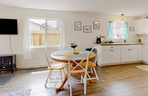 Cutten House | Dog-friendly home with washer/dryer & free WiFi - half mile to hiking & zoo