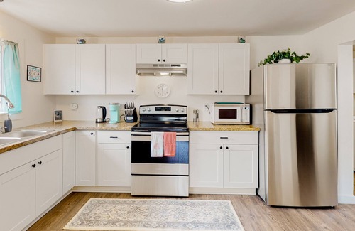 Cutten House | Dog-friendly home with washer/dryer & free WiFi - half mile to hiking & zoo