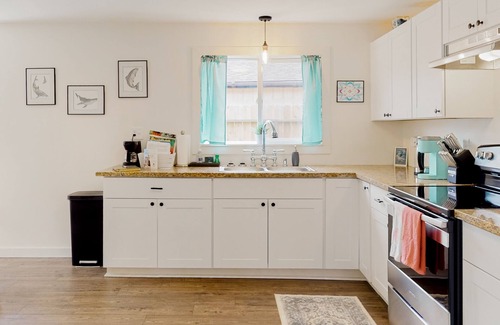 Cutten House | Dog-friendly home with washer/dryer & free WiFi - half mile to hiking & zoo