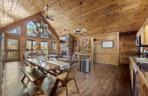 Wears Valley Cabin | Dog Friendly, Hot Tub, Easy Drive, Pool Table, HUGE Gameroom, Arcade, Yard,