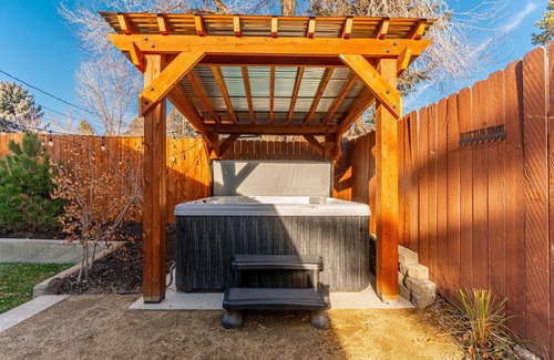 Southeast Bend House | Dog friendly~Hot Tub~King Bed~Modern Construction