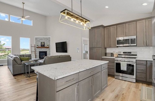 Florissant House | Dog friendly, Hot Tub, Fenced yard, hammocks