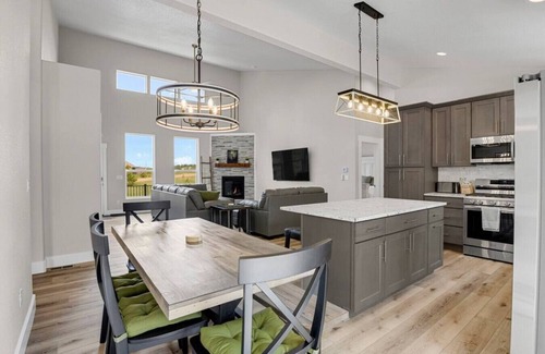 Florissant House | Dog friendly, Hot Tub, Fenced yard, hammocks