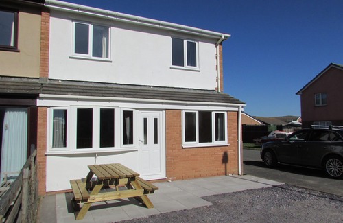 Tywyn House | Dog friendly house by the beach with parking
