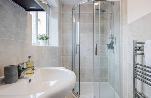 Maidenhead House | Dog Friendly House with Free Onsite Parking & Wifi