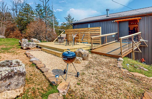 Eureka Springs Apartment | Dog-friendly lakefront studio with a full kitchen, TV, yard, water views