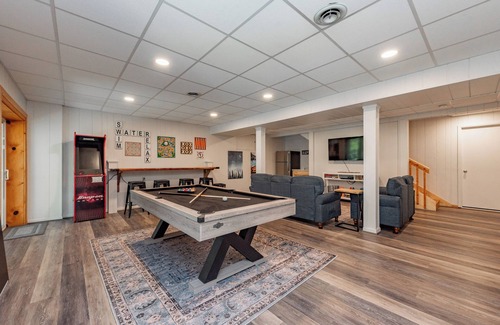 Blakeslee House | Dog Friendly Lake Access Lodge w/Dock & Hot Tub