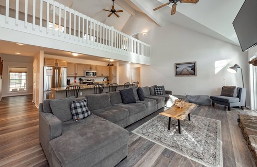 Blakeslee House | Dog Friendly Lake Access Lodge w/Dock & Hot Tub