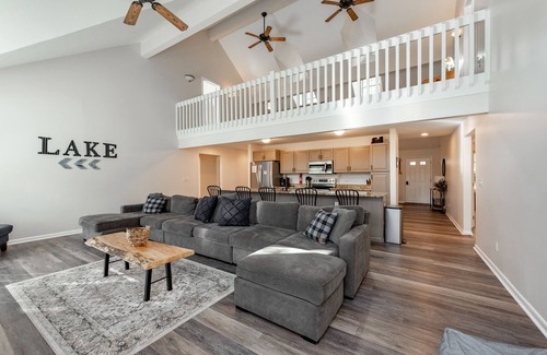 Blakeslee House | Dog Friendly Lake Access Lodge w/Dock & Hot Tub