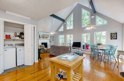 Iuka Cabin | Dog friendly lake cabin with wrap-around deck, and shady outdoor dining