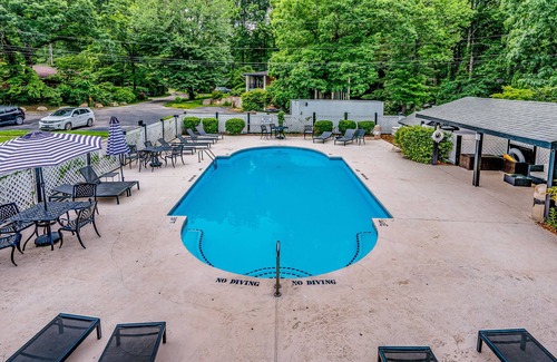 Flat Rock Condo | Dog-friendly lakefront condos with pool, canoes, & WiFi - in a perfect location