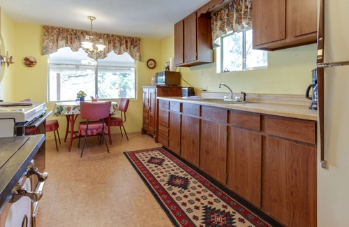 Hayden Lake Cabin | Dog-friendly lakefront cabin with water-view deck, gas grill, & private dock