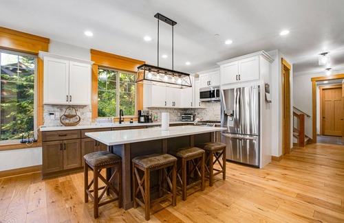 Cle Elum House | Dog-friendly lodge with hot tub, beautiful setting, Ping-Pong & air hockey