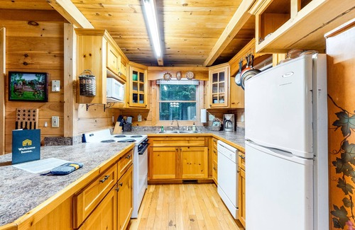 McCaysville Cabin | Dog-friendly log cabin with covered deck- close to trails & water