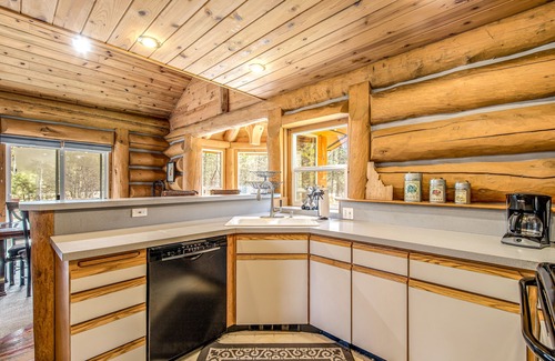 McCall House | Dog-friendly log cabin w/a private hot tub, firepit & room for the whole group