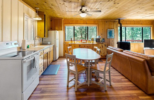 Black Bart House | Dog-friendly mountainview cabin with free WiFi - secluded with room to roam