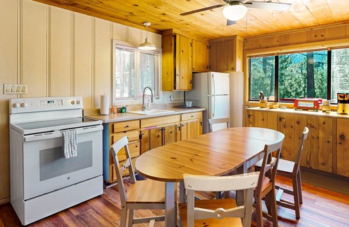 Black Bart House | Dog-friendly mountainview cabin with free WiFi - secluded with room to roam