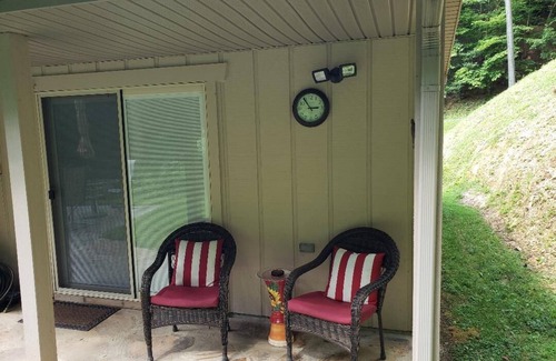 Gatlinburg - Pigeon Forge Cottage | Dog Friendly Moonfall Cottage Gatlinburg