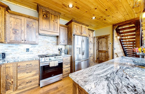 Aska Cabin | Dog-friendly, mountain-view cabin with hot tub, fireplaces, firepit, game room