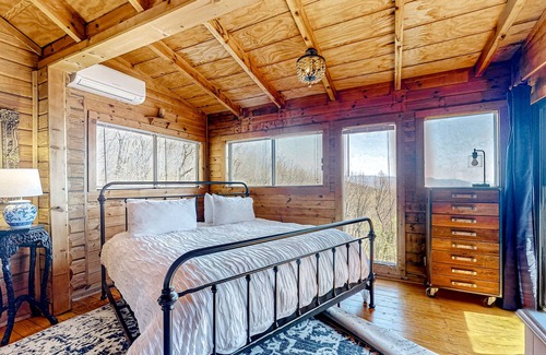 Tate Cabin | Dog-friendly mountain view cabin with furnished patio, deck, central AC