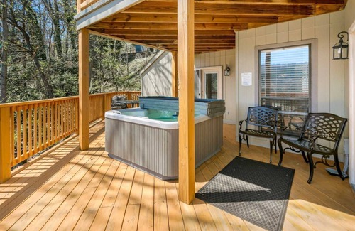 Chalet Village Cabin | Dog-Friendly Mtn View Hot Tub Sauna Free Dollywood Tkt (Ober View)