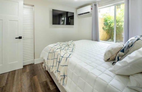 Central Oakland Park House | Dog Friendly ~ Near Las Olas Beach, Huge Backyard Patio w/BBQ Grill ~ Modern Oasis