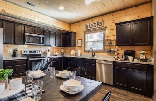 Sevierville House | Dog Friendly New Cabin w/Hot Tub, Game Room & 4-miles to Dollywood