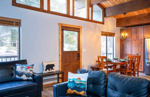 Truckee House | Dog-Friendly Northstar Home w/Private Hot Tub