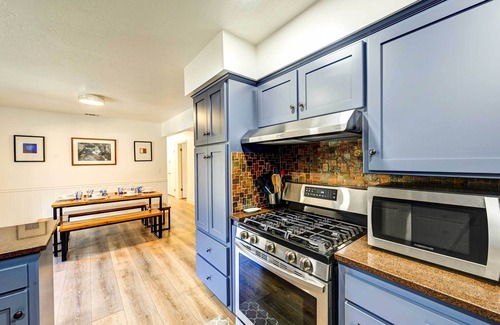 Oakhurst House | Dog-Friendly Oakhurst Home: Walk to Downtown!
