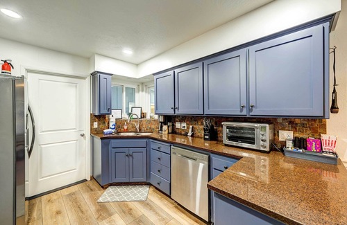 Oakhurst House | Dog-Friendly Oakhurst Home: Walk to Downtown!