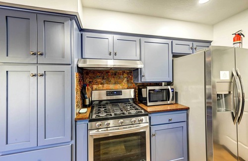 Oakhurst House | Dog-Friendly Oakhurst Home: Walk to Downtown!