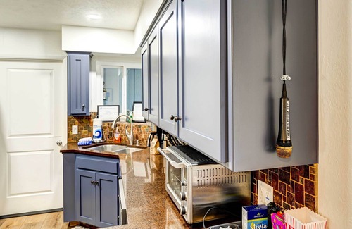 Oakhurst House | Dog-Friendly Oakhurst Home: Walk to Downtown!