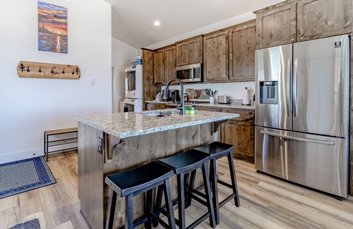 Gold Beach Cottage | Dog-friendly oceanside home w/WiFi, ocean views, private W/D, deck, & fireplace