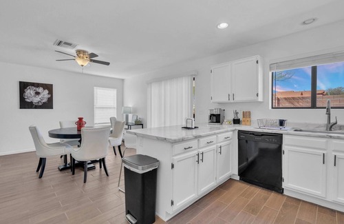 Oro Valley House | Dog-Friendly Oro Valley Retreat. 3BR/3BA,Pool, Hot Tub, Near Hiking, Golf & LOOP