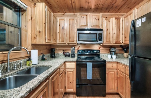 Gatlinburg - Pigeon Forge Cabin | Dog Friendly-Private-Hot Tub-Pool Table-Treetop View-King Bed-FP-Easy Drive