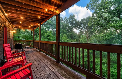 Gatlinburg - Pigeon Forge Cabin | Dog Friendly-Private-Hot Tub-Pool Table-Treetop View-King Bed-FP-Easy Drive