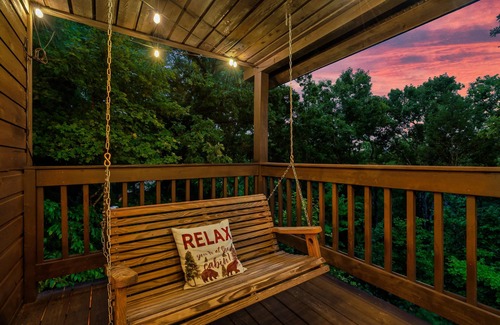 Gatlinburg - Pigeon Forge Cabin | Dog Friendly-Private-Hot Tub-Pool Table-Treetop View-King Bed-FP-Easy Drive