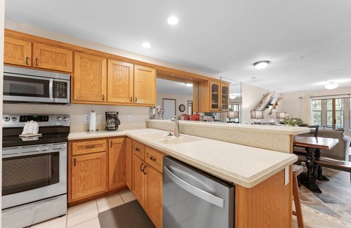 Hollister Condo | Dog-Friendly Quiet Cove Condo with Pool by RedAwning