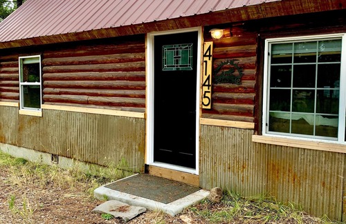 Island Park Cabin | DOG FRIENDLY! Relaxing HOT TUB Rustic Log Cabin! Fire pit & indoor fireplace!