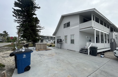 Mid Island Condo | 🐾 Dog Friendly, Spacious Beach Retreat, only Steps to Sugary Sand, Conveniences and all the Fun!