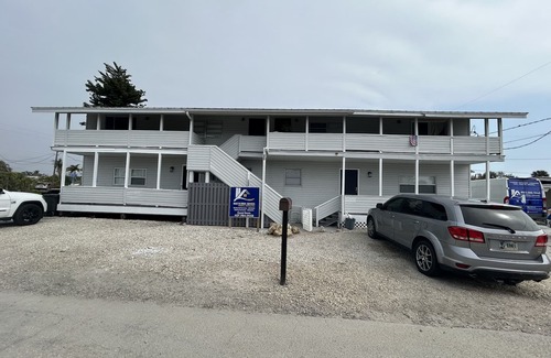 Mid Island Condo | 🐾 Dog Friendly, Spacious Beach Retreat, only Steps to Sugary Sand, Conveniences and all the Fun!