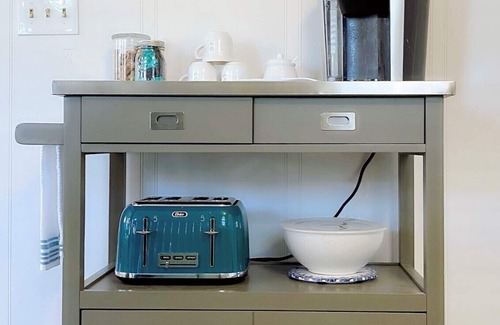Long Beach Cottage | DOG FRIENDLY - Second Row .Ruff Life beach cottage.