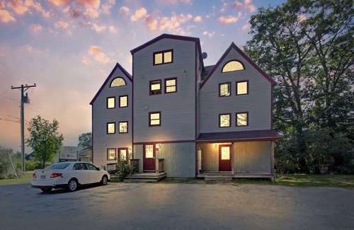 Campton Apartment | DOG FRIENDLY! Simple and Cozy Apartment Just Mins to Loon Mountain and Waterville Valley by RedAwning