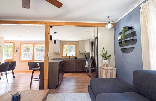 Bethel House | Dog-Friendly Ski Retreat Fall Foliage, Fire Pit & 10 Min to Sunday River