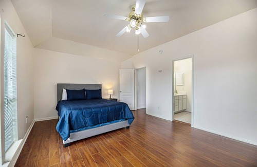 Pearland House | Dog-friendly spacious home with enclosed yard, five bedrooms, smart TVs, AC