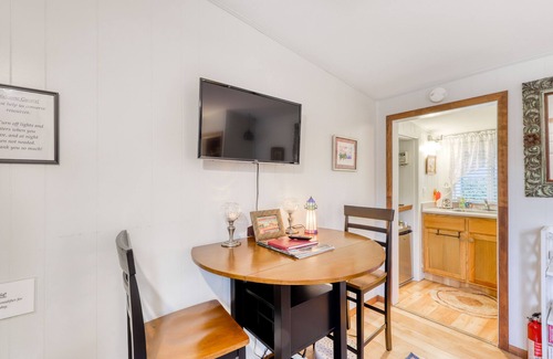 Arcata Apartment | Dog-friendly studio cottage with deck - close to the desirable Fickle Hill area