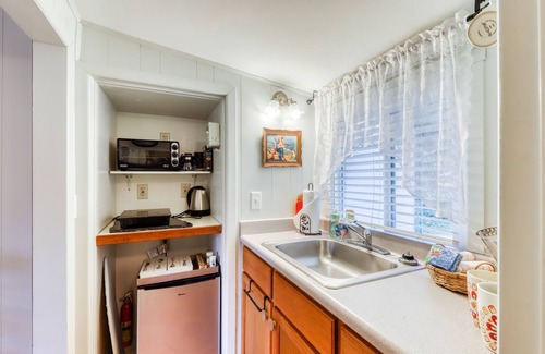 Arcata Apartment | Dog-friendly studio cottage with deck - close to the desirable Fickle Hill area
