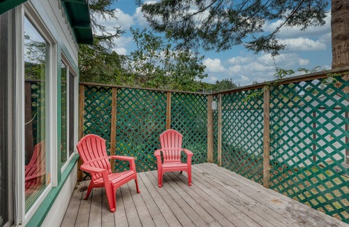 Arcata Apartment | Dog-friendly studio cottage with deck - close to the desirable Fickle Hill area