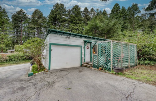 Arcata Apartment | Dog-friendly studio cottage with deck - close to the desirable Fickle Hill area